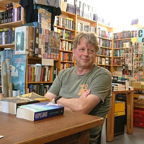 Peter F. Hamilton im Otherland - ein Plauderabend (auf Englisch)
 26. Jul 2025 | 19:00–21:00 Uhr |

Der britische SF-Autor Peter F. Hamilton kommt ins Otherland!

Bitte anmelden mit einer Mail an: service@otherland-berlin.de

Als Peter im Juli 2024 plötzlich an einem Samstag im Otherland stand und sich vorgestellt hat, hat mich (Wolf) fast der Schlag getroffen. Nachdem ich mich erholt hatte, haben wir ihn alle seine vorhandenen Bücher signieren lassen und ich hab ihn gefragt, ob er abends Lust und Zeit auf ein spontanes Event hätte. Hatte er. Und so haben wir flashmobartig einen Abend organisiert, zu dem 10 Leute kamen und der zu einer gemütlichen Plauderrunde wurde. Danach noch zusammen essen gehen und ich war mehr als selig mit einem meiner Lieblingsautoren den Abend verbracht zu haben. Wie immer sage ich unseren Gästen dann, dass sie jederzeit willkommen sind und er einfach Bescheid geben soll, wenn er mal wieder in Berlin ist. Und das hat er. am 26. Juli ist er in Berlin und würde