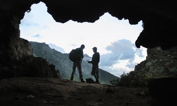 Dos personas fuera de una cueva oscura (Getty Images)