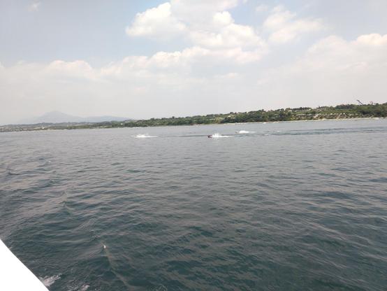 Drei Jetskis die vorbeiziehen