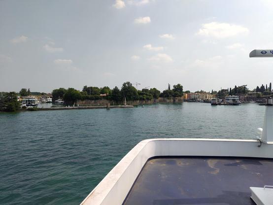 Blick von weitem auf die Hafenanlage in Peschiera