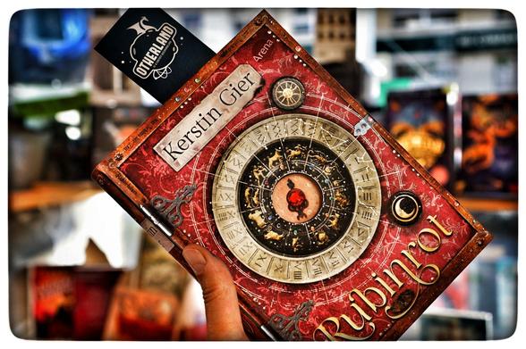 Liebe geht durch alle Zeiten - Rubinrot
von Kerstin Gier

Der erste Band der wunderschön gestalteten Zeitreise-Edition der Edelstein-Trilogie von Gwendolyn und Gideon mit exklusivem Bonusmaterial von Bestseller-Autorin Kerstin Gier – mit Farbschnitt in der 1. Auflage

Manchmal ist es echt nicht leicht, in einer Familie zu leben, die jede Menge Geheimnisse hat. Der Überzeugung ist zumindest Gwendolyn – bis sie sich eines Tages aus heiterem Himmel im London um die letzte Jahrhundertwende wiederfindet. Und ihr klar wird, dass ausgerechnet sie das allergrößte Geheimnis ihrer Familie ist. Sie ist eine Zeitreisende! Was ihr dagegen nicht klar ist: Dass man sich zwischen den Zeiten möglichst nicht verlieben sollte. Denn das macht die Sache erst recht kompliziert!

Zum Mitfiebern, zum Mitlachen, zum Mitleiden: Gideon & Gwendolyn sprengen in der Edelstein-Trilogie mit ihrer Liebe alle Grenzen der Zeit!

Mit vollständig überarbeitetem Inhalt der Edelstein-Trilogie.
Mit exklusivem Zusatzmaterial