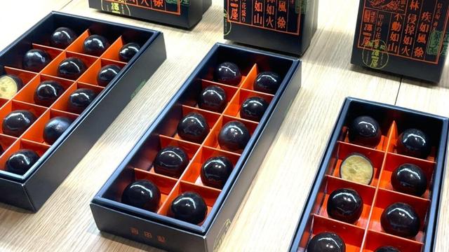 【山梨/甲府】えっコレ何!? 96年前に考案された、黒い玉の名物和菓子「くろ玉」（旅人間） - エキスパート - Yahoo!ニュース