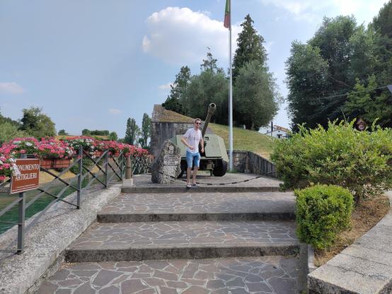Ich vor einer alten Kanone die vor der Mauer aufgestellt steht