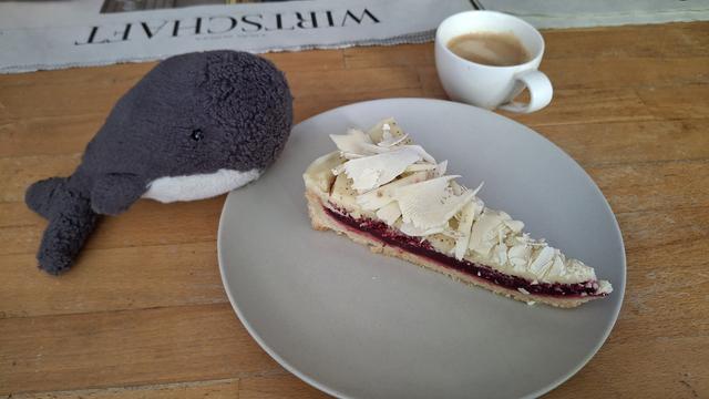 Reisewali mit einer Himbeer-weiße-Trüffel-Tarte und Espresso