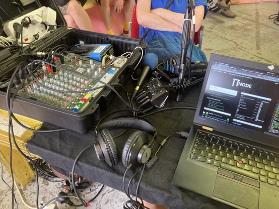 Un studio radio, avec casques, micros, table de mixage et ordinateur, en direct du salon des éditions sauvages à l’Aeri à Montreuil