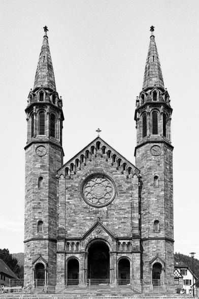 Pfarrkirche St. Johannes Baptista in Forbach von 1891 (Weihe) in Stil einer Basilika. 
Vor der Kirche ein Bauzaun, welcher den Kirchplatz während  Renovierung/Umbauten umzäunt