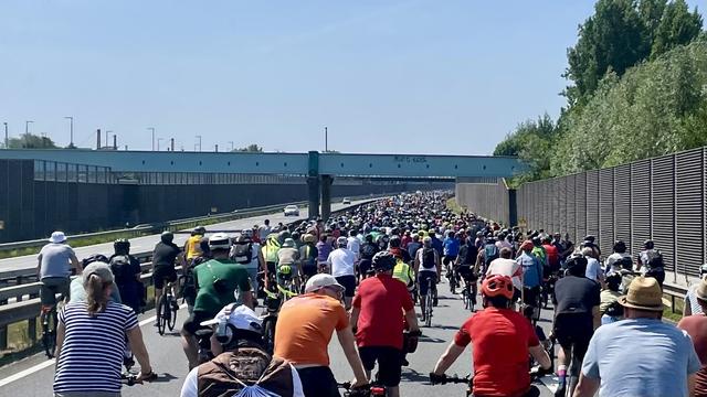 Hier und die folgenden 3 Bilder: Große Mengen Radfahrer auf der Autobahn und auf der Kohlbrandbrücke übern Hafen.