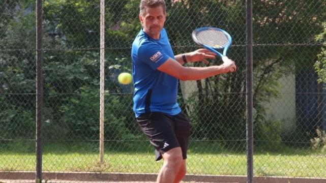 Tennis-Bezirksligen: Aber die Herren 60 des TCL sind ungeschlagener Tabellenführer