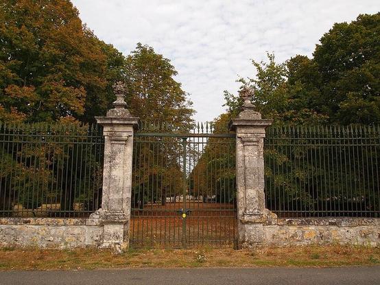 Manoir de Ribérolles à #Rivières (#Charente) Le château de Ribérolles a été édifié sur les vestiges d'une demeure plus ancienne, comme l'attestent le colombier du XVe siècle ainsi qu'une dalle de l'église de Ri...
Suite 👉 https://monumentum.fr/monument-historique/pa16000046/rivieres-manoir-de-riberolles
#Patrimoine #MonumentHistorique
Photo CC-BY-SA 4.0 : Rosier