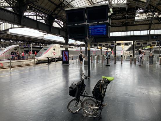 Waiting for my TGV home at Paris Est while my Brompton takes care of the luggage 🥰