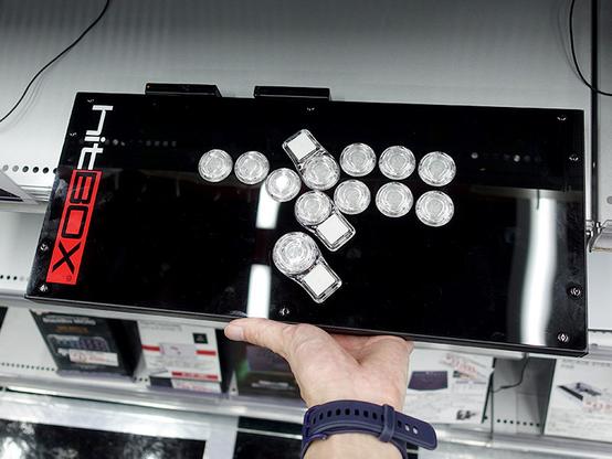 カスタム可能な拡張ボタンも備えたレバーレスアケコン「Hit Box ULTRA」、実売約6万円 - AKIBA PC Hotline!