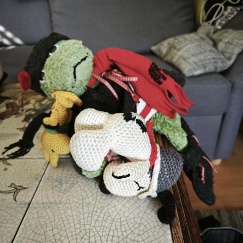 Joschka balanciert mit halbem Po auf der Tischkante, während Snoopy und Woodstock einen Kopfstand machen.