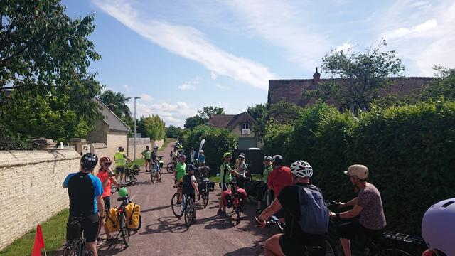 Quelques douzaines de gens à vélo au Vey, en sortant de la vallée de la Mue