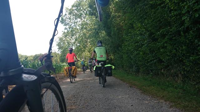 À vélo sous les bois en arrivant sur Saint-Contest