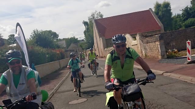 Bon pied, bon œil les chouettes bénévoles des Dérailleurs Calvados en tête de balade au retour de la convergence 2025 à Courseulles. Traversée de Saint-Contest.