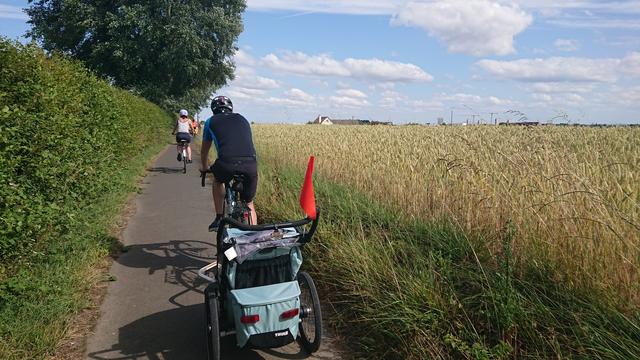 La plus jeune d'entre nous m'a semblé plutôt apprécier la balade - ici en arrivant sur Caen par la piste cyclable de Saint-Contest (et Buron).