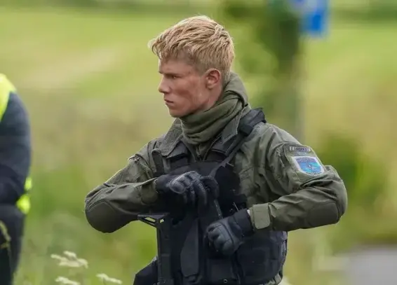 Edvin Ryding, blond, en uniforme, le regard fermé et la mâchoire serrée, jouant le soldat Erik dans "28 ans plus tard".