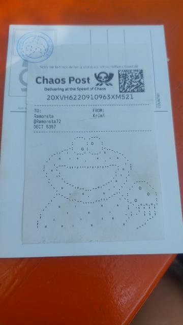 Eine online Postkarte der Chaos-Post (ausgedruckt und auf eine Karte geklebt)
Der Nachrichtentext ist ein Krümelmonster aus Satzzeichen