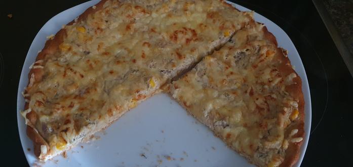Meine Thunfischpizza auf einen weißen großen Teller. Ein Viertel der Pizza fehlt bereits ☺️.
Matzework