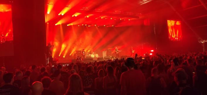 Sacred Reich in de Marquee op Graspop 2025. Het podium wordt met rode lampen verlicht. Aan weerszijden grote schermen en op de voorgrond publiek.