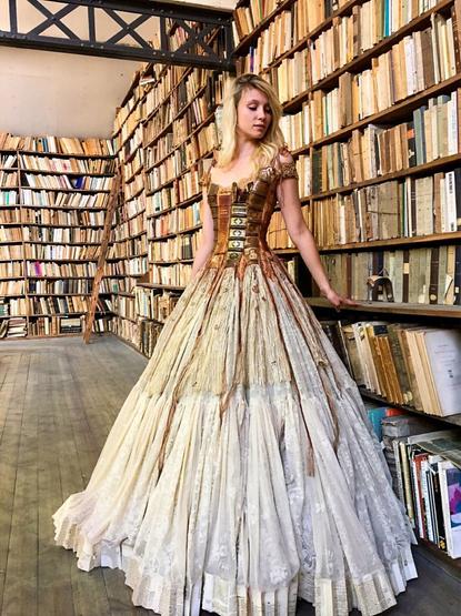 Les-robes-incroyables-de-Sylvie-Facon-robe-en-livres-1