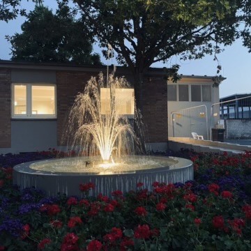 Der Springbrunnen direkt am Eingang des Lern- und Erinnerungsorts Notaufnahmelager Gießen.