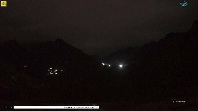 A wide view of several mountains, from left:

- Taboche (6,500 meters/21,325 feet)
- Mount Everest (8,848 meters/29,032 feet)
- Lhotse (8,516 meters/27,939 feet)
- Ama Dablam (6,814 meters/22,355 feet)