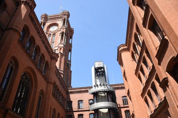 courtyard of the Rathaus with the tower. a blue and cloudless sky is also visible in the background