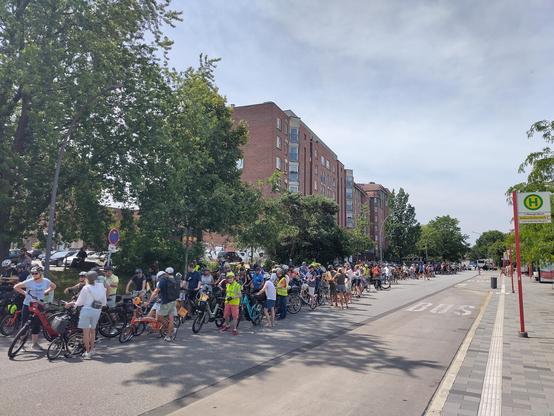 Fast alle Telnehmer:innen der Fahrradsternfahrt,  die sich in Neugraben getroffen haben und möglichst im Schatten darauf warten, dass es wieder weiter geht.