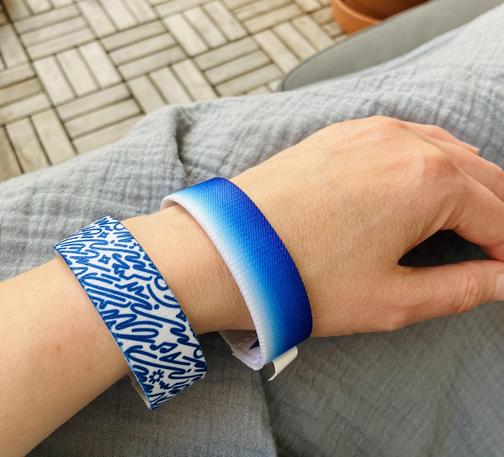 Zwei Armbänder mit blau weißen Mustern an meinem Handgelenk
