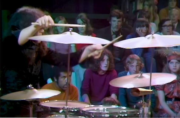 Au premier plan, Ian Paice jouant de ses cymbales dans l'intro du morceau Child in Time de Deep Purple.
Au second le public, assez jeune. Juste derrière la main de Ian Paice un ado a la même chevelure que le chanteur de Led Zeppelin Robert Plant.
La scène est prise lors d'un concert à Paris en 1970 à l'Olympia