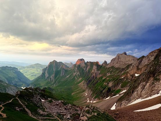 berglandschaft rot getönt son der untergehenden sonne