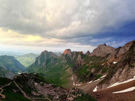 die berge gerötet von der untergehenden sonne