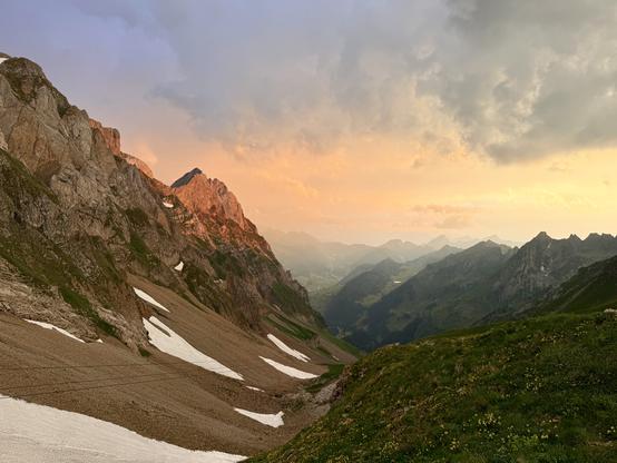 rötliche berge und wolken
