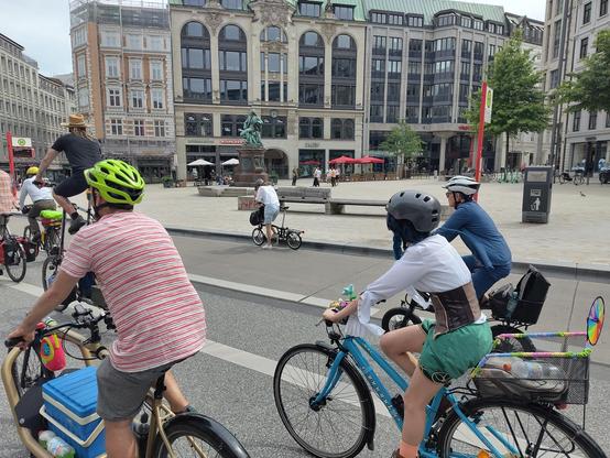 Fahrradfahrerinnen und Fahradfahrer am Hamburger Gänsemarkt.