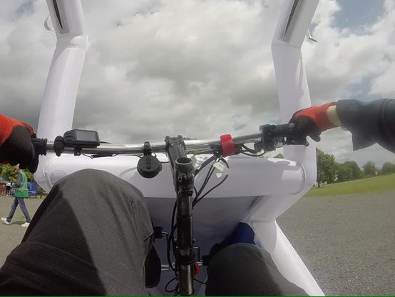 airnam (véhicule intermédiaire gonflable primé au concours lépine) au festival des cycles du futur et véhicules intermédiaires à lunéville - vue en pédalant