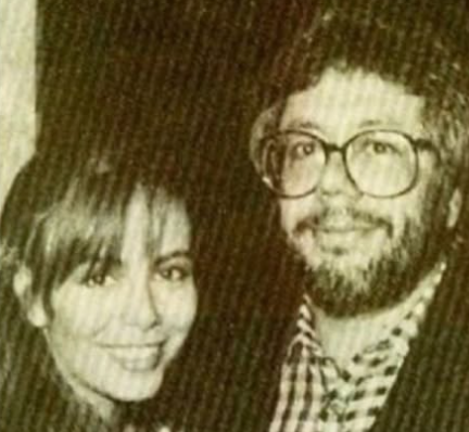 Una foto en blanco y negro de Sasha Sokol y Luis de Llano.