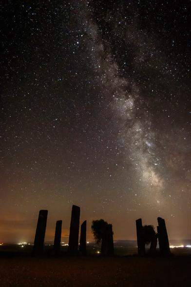Night photograph showing the silhouettes of Fernando Casás's work in Piracés for the CDAN's Art and Nature project. Above it, the Milky Way.