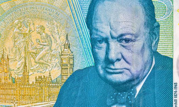 Primer plano de un billete de cinco libras esterlinas. Retrato de Sir Winston Churchill, primer ministro del Reino Unido. (Getty Images/iStockphoto)