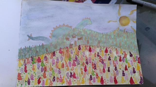 Un paysage à l'aquarelle avec à l'avant un champ de fleurs multicolores, puis des collines de sapins avec un épouvantail et en fond un dinosaure vert à paillettes, le ciel bleu et un soleil.