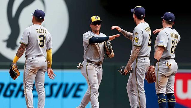 Brewers complete 3-game sweep against Twins