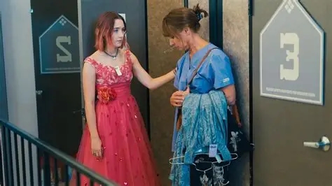 Una escena de la película 'Lady Bird' mostrando a una joven en un vestido rosa conversando emocionalmente con una mujer en un ambiente interior.