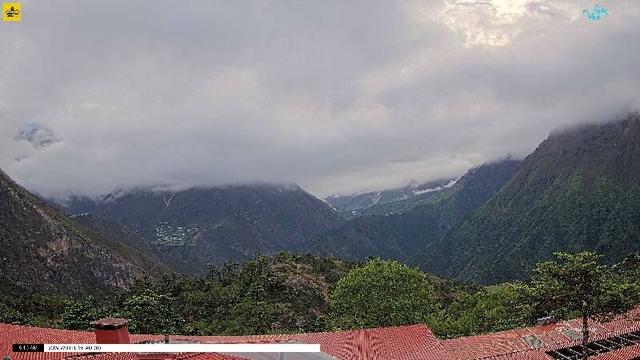 A wide view of several mountains, from left:

- Taboche (6,500 meters/21,325 feet)
- Mount Everest (8,848 meters/29,032 feet)
- Lhotse (8,516 meters/27,939 feet)
- Ama Dablam (6,814 meters/22,355 feet)