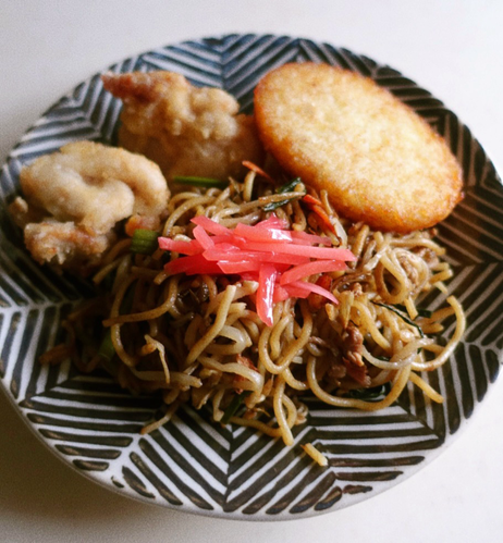 鶏もも肉の唐揚げ、ハッシュポテト、焼きそばが写っている。