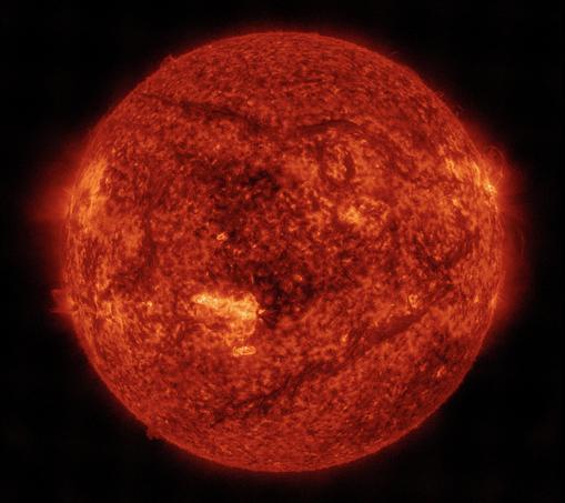 Die ganze erdzugewandte Seite der Sonne in orangeroter Farbe. Links und rechts am Rand sowie etwas unterhalb der Mitte einige heller dargestellte Gebiete, die gelblich aus dem Inneren zu leuchten scheinen. Außerdem heute recht auffällig: Über die nördliche und auch über die südliche Hemisphäre schlängelt sich jeweils eine längliche und dunklere Struktur. Das sind sogenannte ruhende Filamente. Sie bestehen aus Sonnenmaterie, also einem Plasma, das in den Magnetfeldern der Sonne gehalten über der Oberfläche liegt, sich dort etwas abgekühlt hat und daher im Bild dunkler erscheint. Diese Strukturen halten sich manchmal viele Tage lang mehr oder weniger an derselben Stelle, bevor sie sich entweder lösen und in die Umgebung strömen oder direkt auf die Oberfläche fallen.