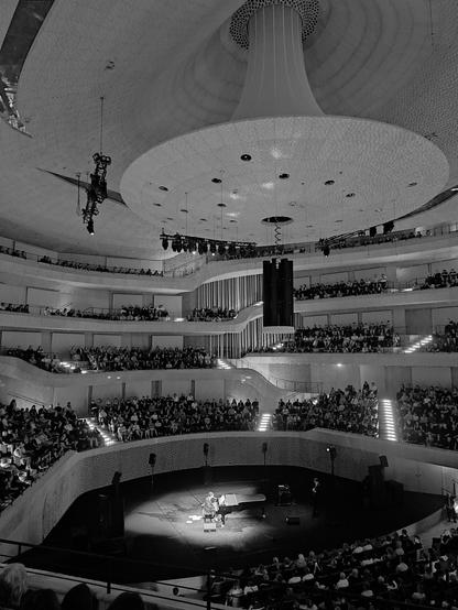 Nick Cave am Klavier auf der Bühne der Elbphilharmonie