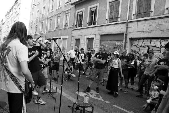 Le groupe Youth Screw en train de jouer devant la Luttine à Lyon le 21 juin 2025.