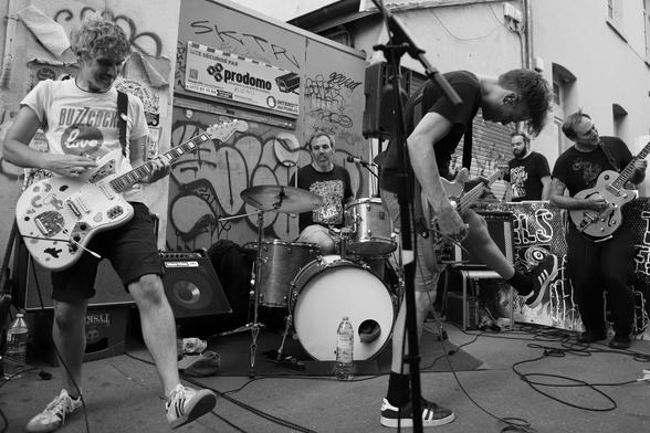 Le boys band Radix (pas) Radox en train de jouer devant la Luttine à Lyon le 21 juin 2025.
