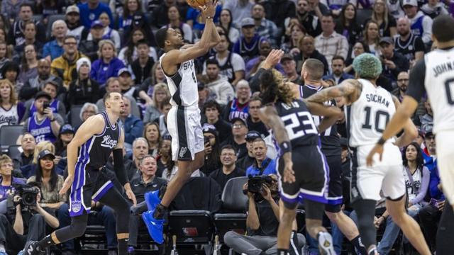 De'Aaron Fox struggles in his 1st game in Sacramento since he was traded to the Spurs