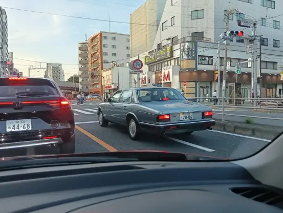 Daimler Double-Six XJ40 and Honda Vezel RV5 on the road.